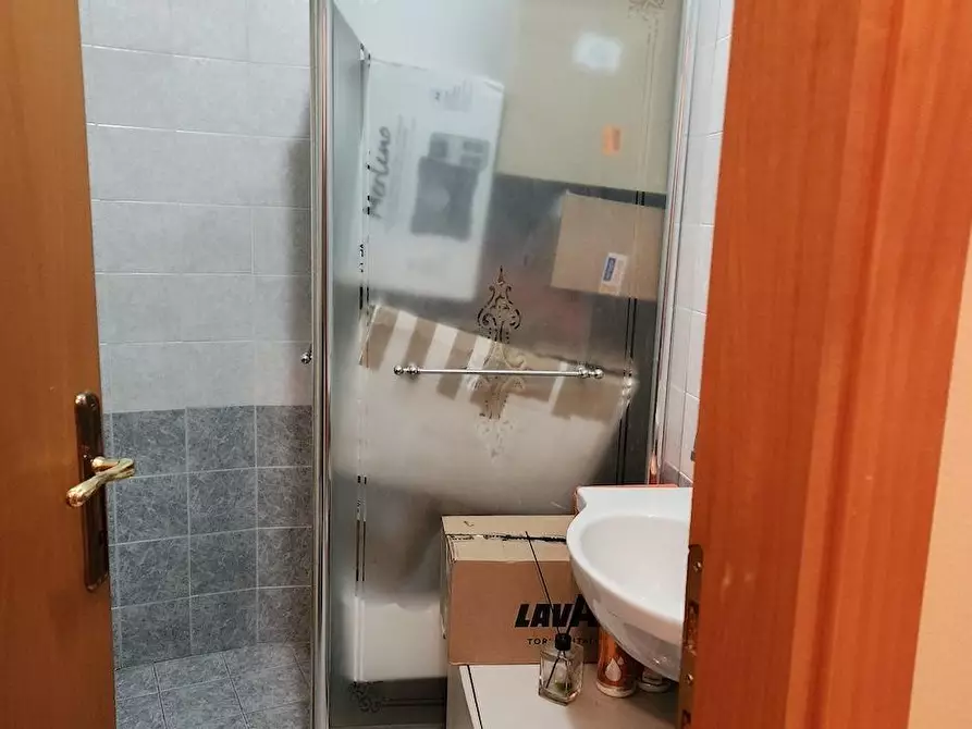 Immagine 5 di Negozio in affitto  a Santa Maria A Monte