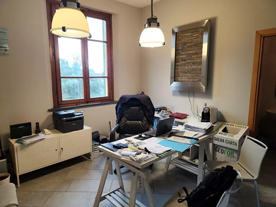 Immagine 1 di Negozio in affitto  a Santa Maria A Monte