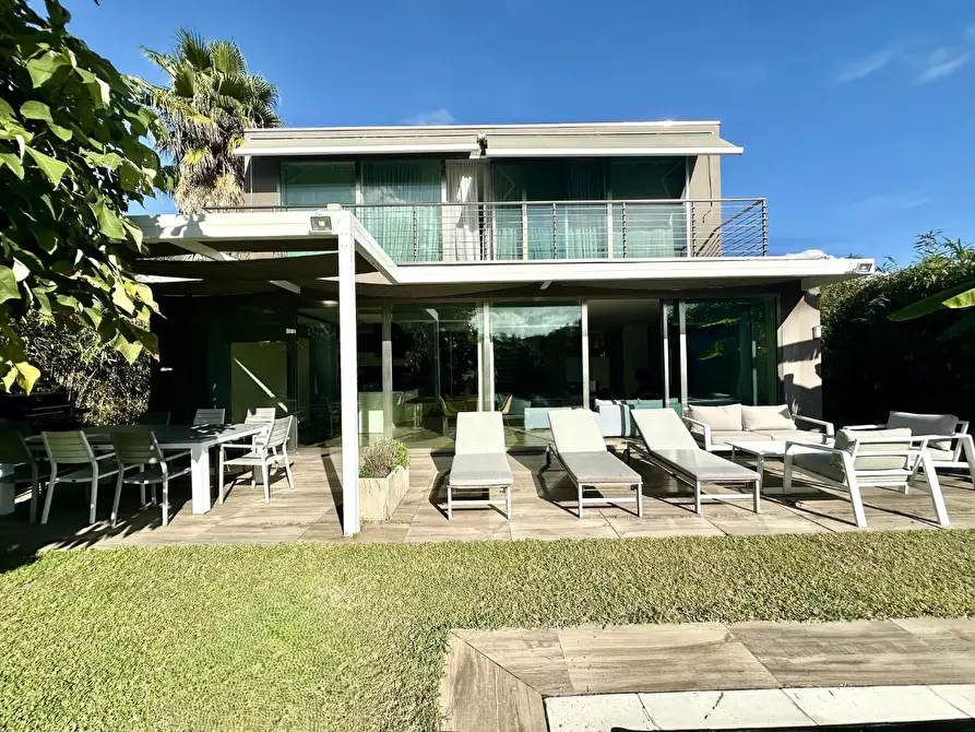 Immagine 3 di Villa in vendita  a Lucca