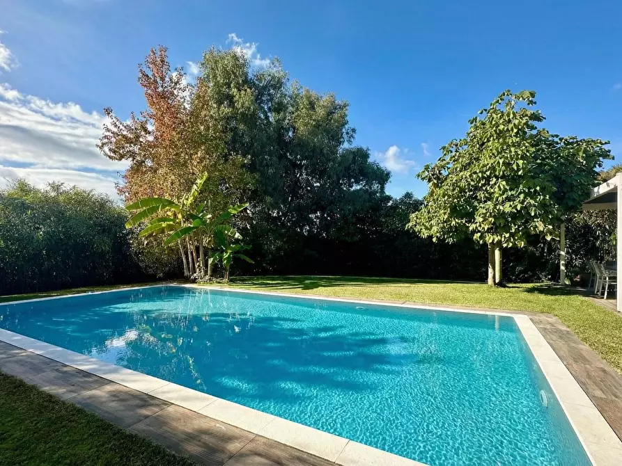 Immagine 4 di Villa in vendita  a Lucca