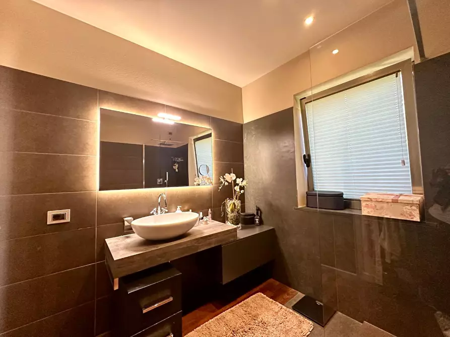 Immagine 28 di Villa in vendita  a Lucca