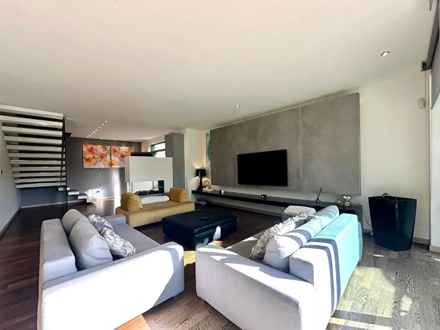 Immagine 7 di Villa in vendita  a Lucca