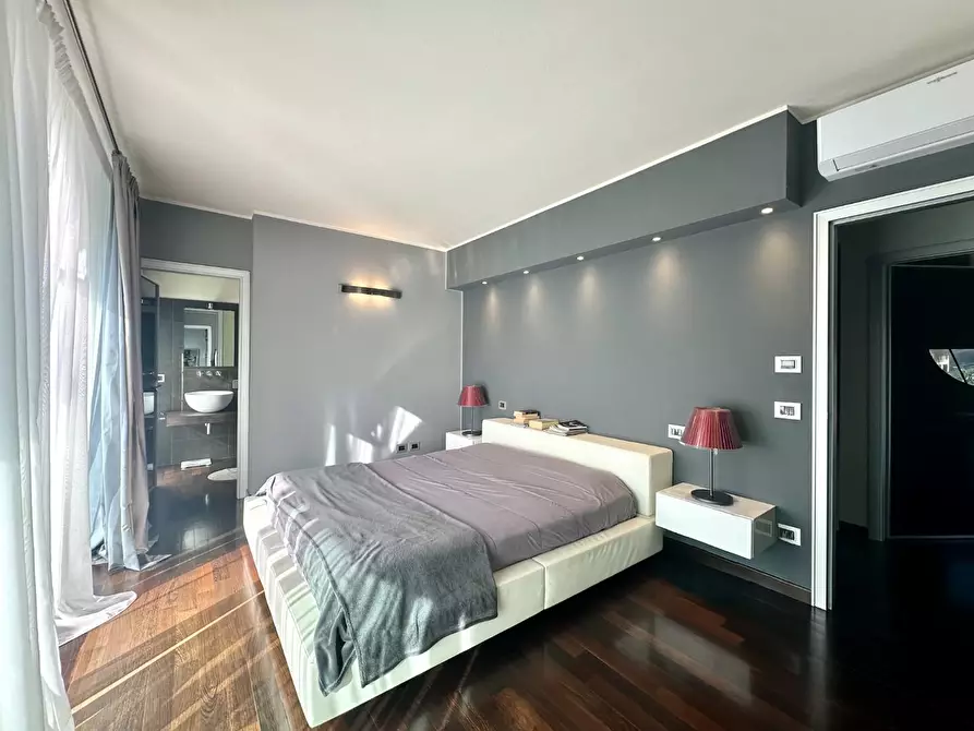 Immagine 15 di Villa in vendita  a Lucca