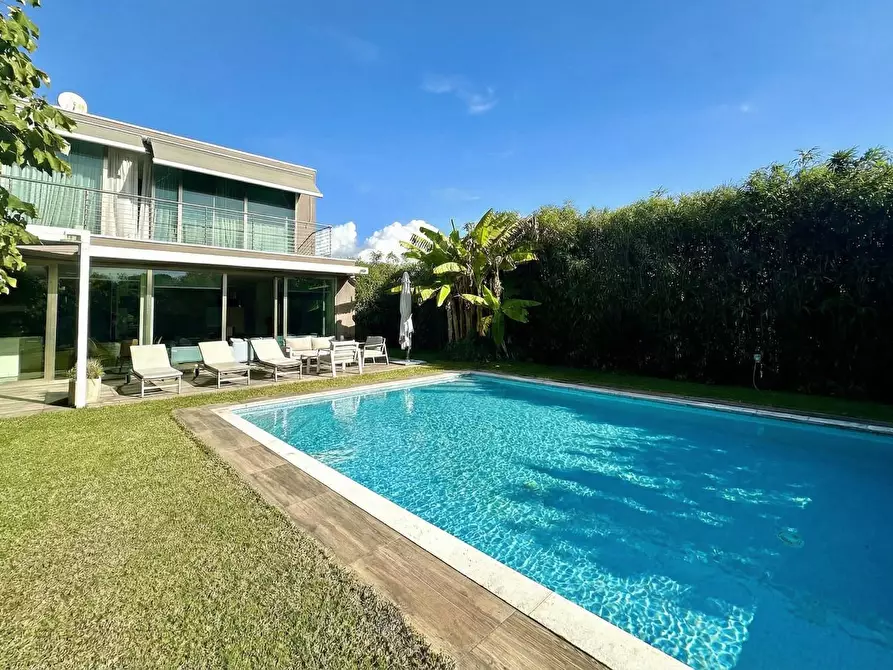 Immagine 1 di Villa in vendita  a Lucca