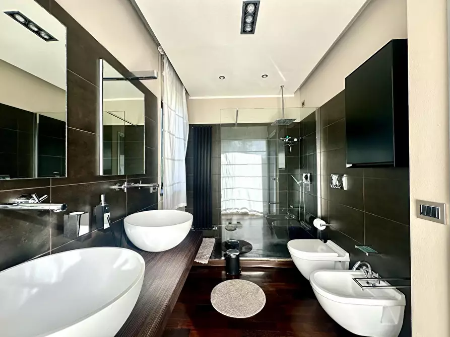 Immagine 17 di Villa in vendita  a Lucca