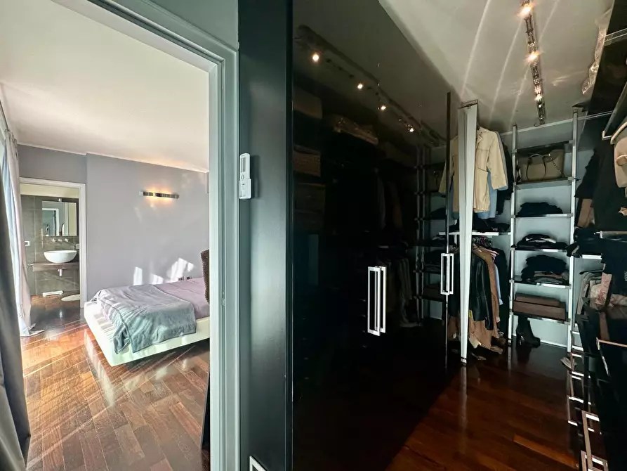 Immagine 19 di Villa in vendita  a Lucca