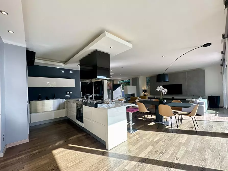 Immagine 13 di Villa in vendita  a Lucca