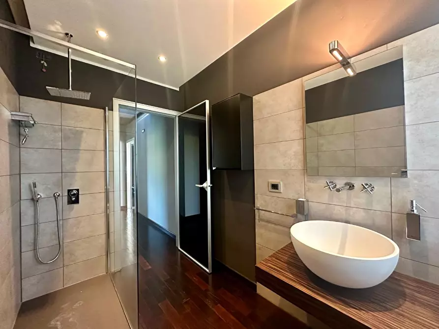 Immagine 25 di Villa in vendita  a Lucca