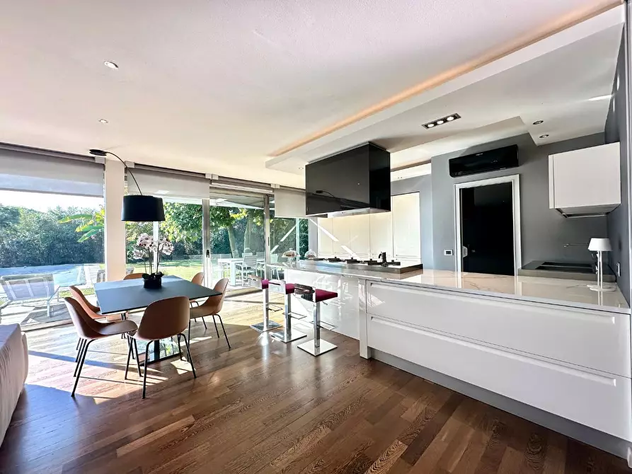 Immagine 10 di Villa in vendita  a Lucca