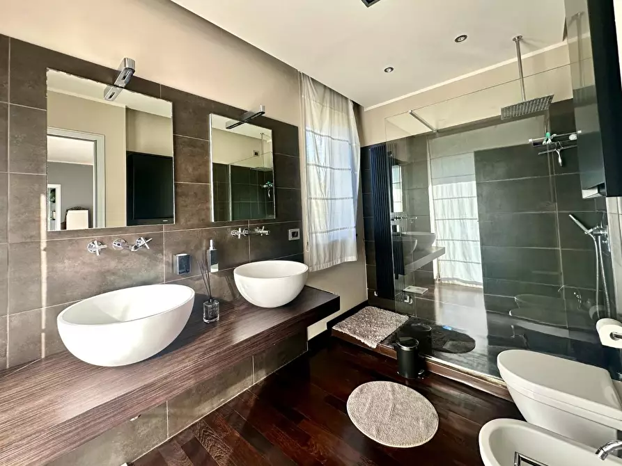 Immagine 18 di Villa in vendita  a Lucca