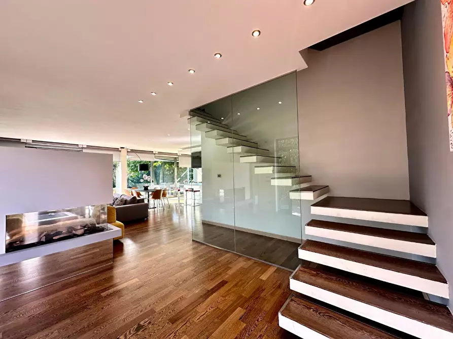 Immagine 5 di Villa in vendita  a Lucca