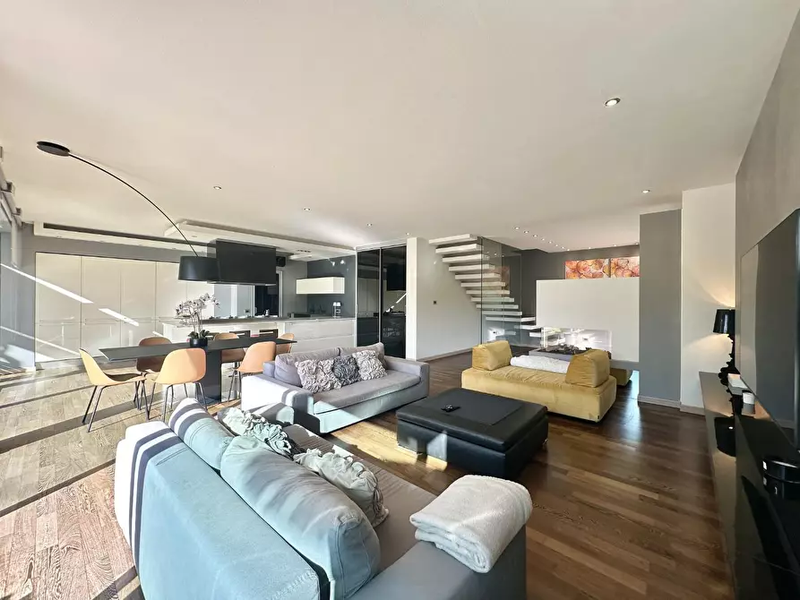 Immagine 6 di Villa in vendita  a Lucca