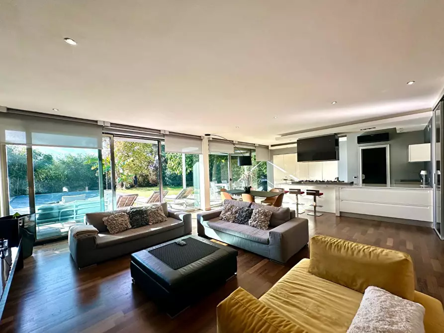 Immagine 2 di Villa in vendita  a Lucca