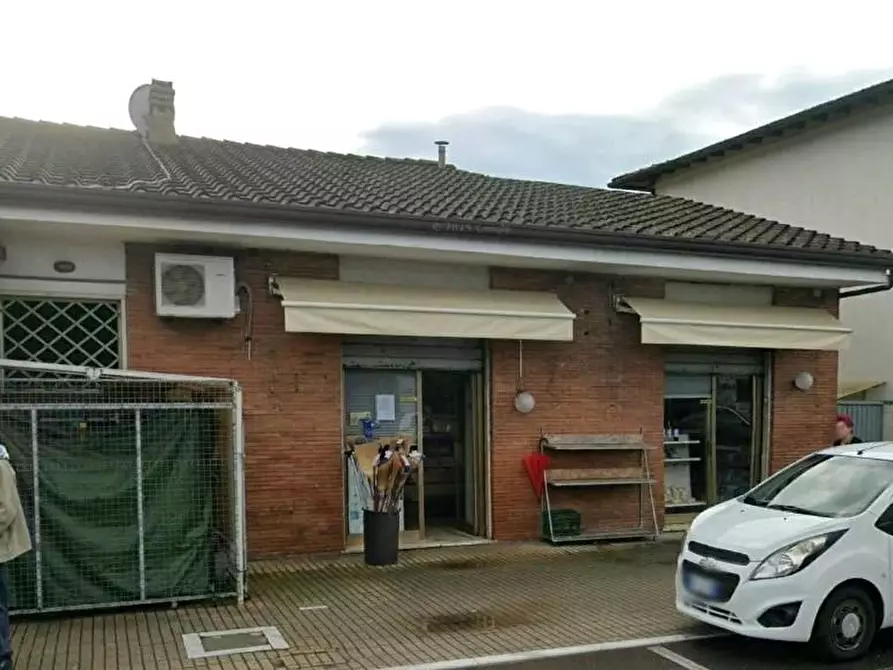 Immagine 1 di Locale commerciale in affitto  a Montignoso