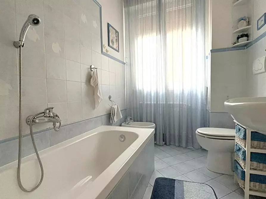 Immagine 17 di Appartamento in vendita  a Lucca