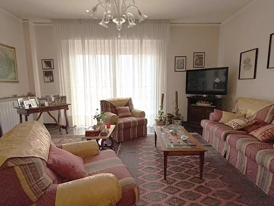 Immagine 2 di Appartamento in vendita  a Lucca