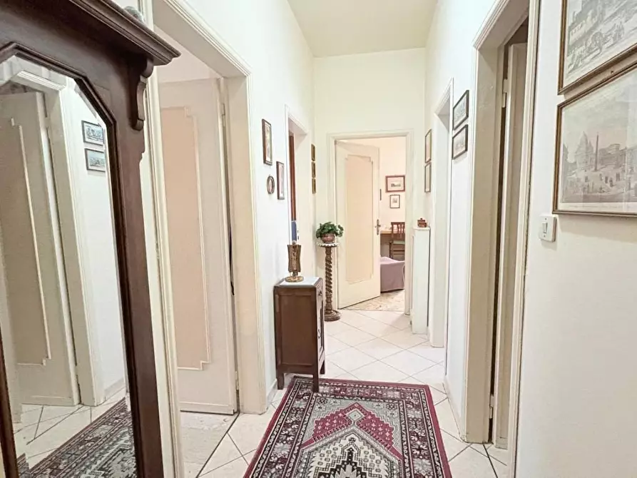 Immagine 10 di Appartamento in vendita  a Lucca