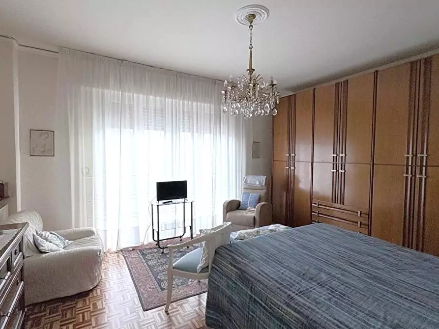 Immagine 12 di Appartamento in vendita  a Lucca