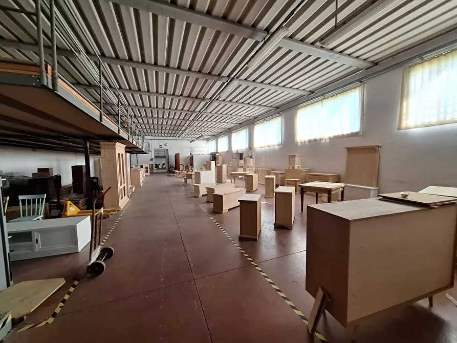 Immagine 19 di Attività artigianale in affitto  a Porcari