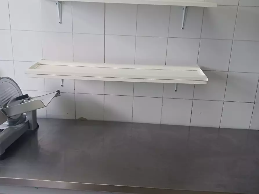 Immagine 11 di Attività commerciale in vendita  a Viareggio