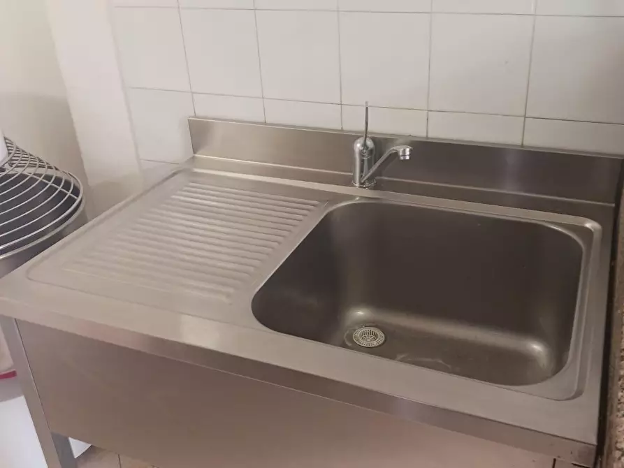 Immagine 12 di Attività commerciale in vendita  a Viareggio