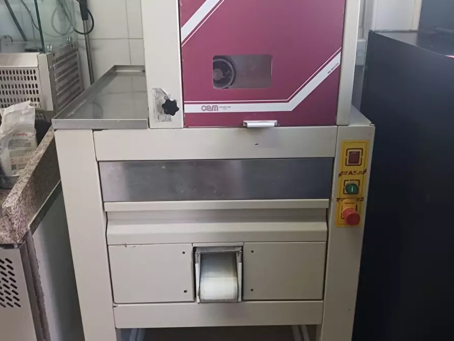 Immagine 20 di Attività commerciale in vendita  a Viareggio