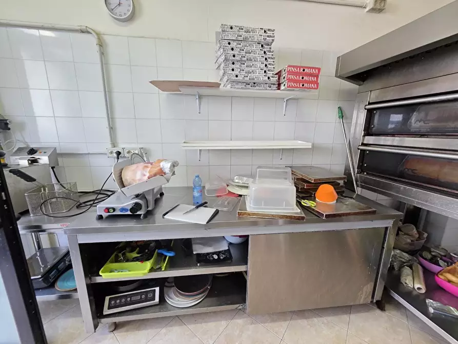 Immagine 4 di Attività commerciale in vendita  a Viareggio