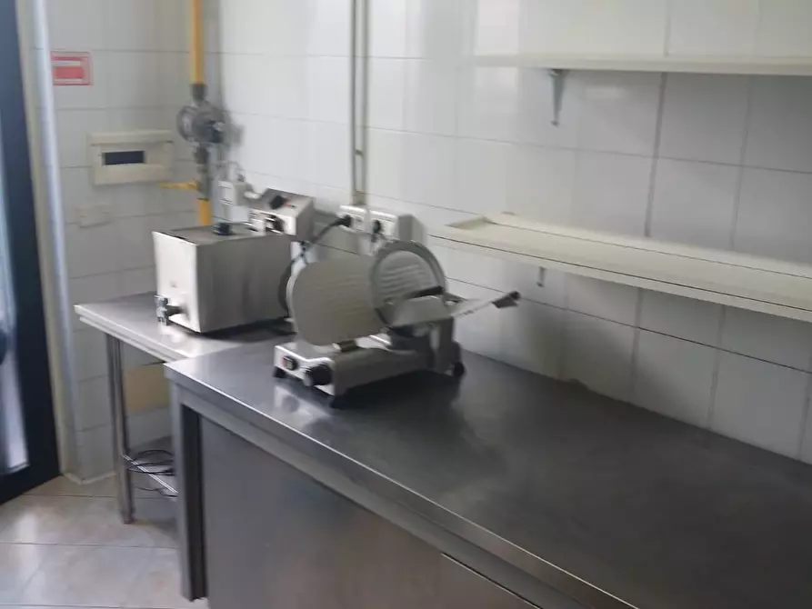 Immagine 22 di Attività commerciale in vendita  a Viareggio