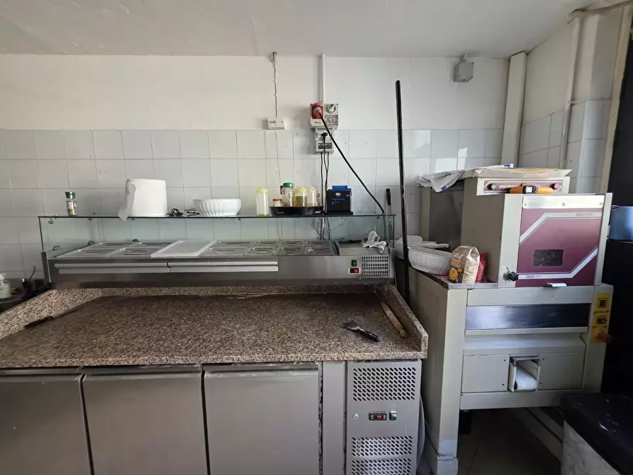 Immagine 6 di Attività commerciale in vendita  a Viareggio