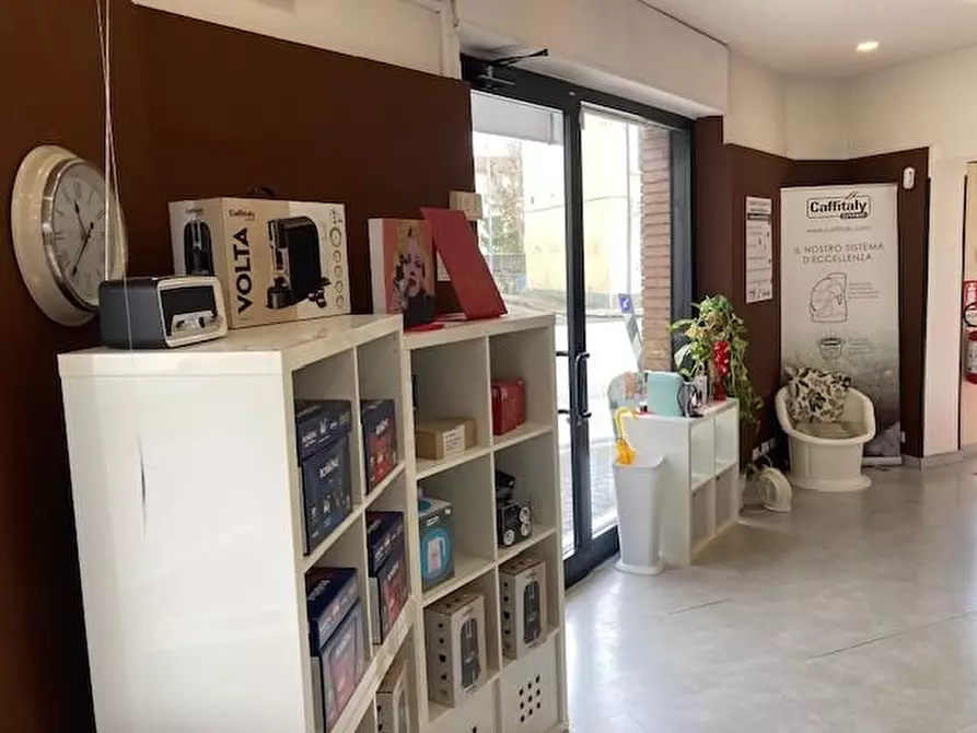 Immagine 6 di Locale commerciale in affitto  a Cascina