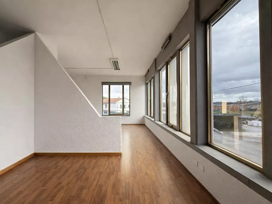 Immagine 20 di Capannone industriale in affitto  a Bientina