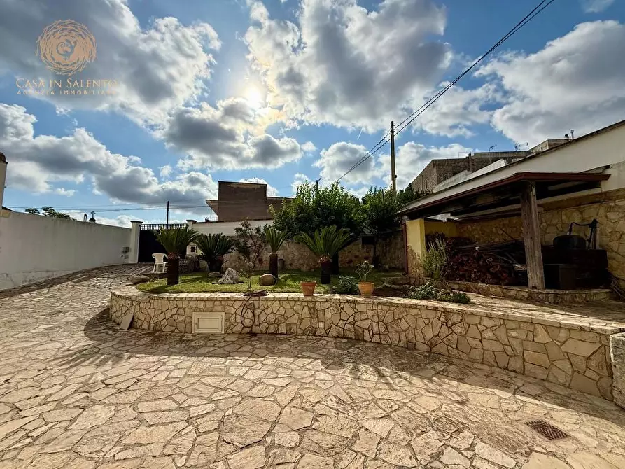 Immagine 2 di Villa in vendita  a Alessano