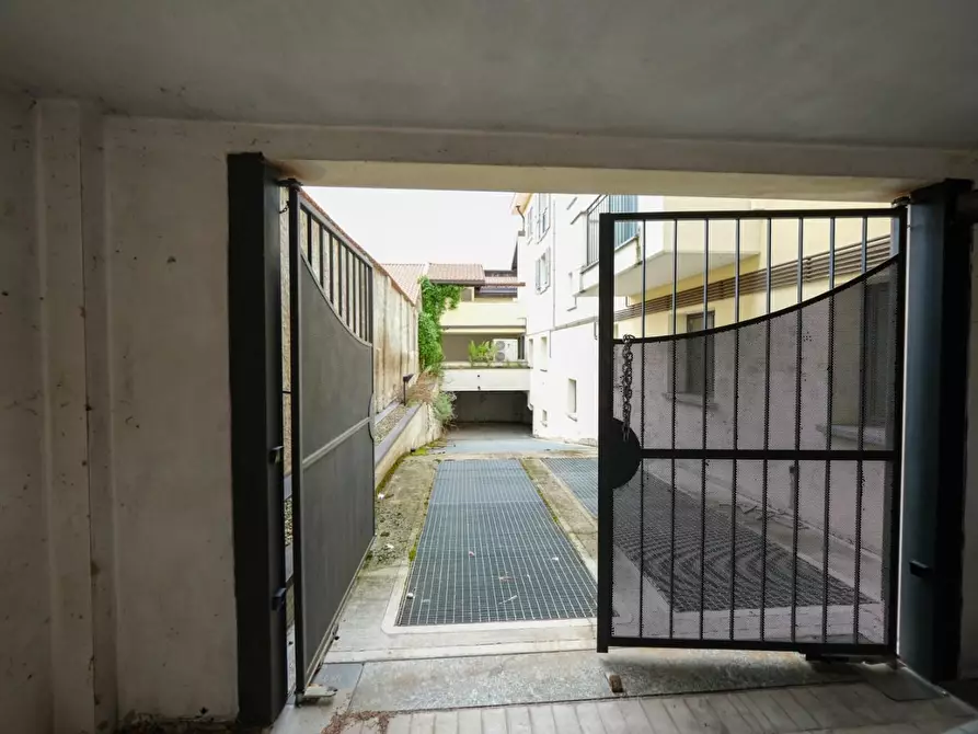 Immagine 2 di Garage in vendita  a Arluno