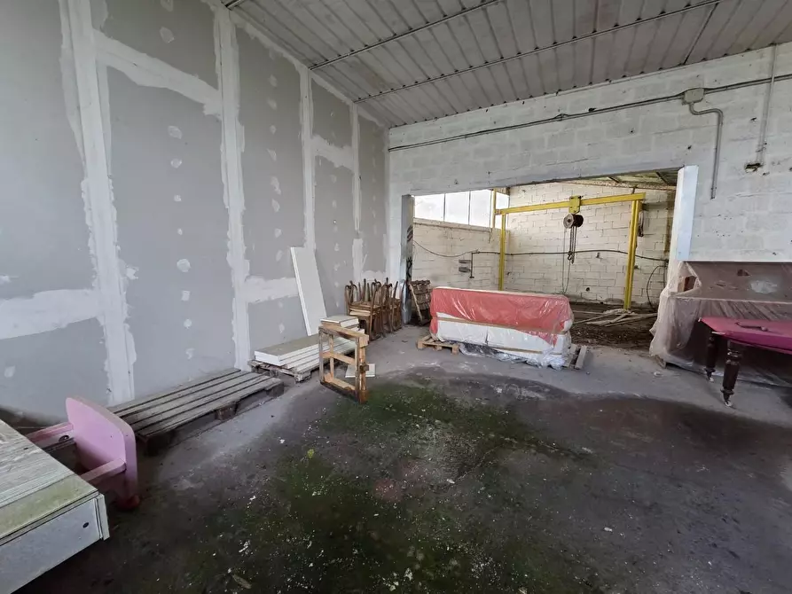 Immagine 25 di Attività artigianale in vendita  a Capannori