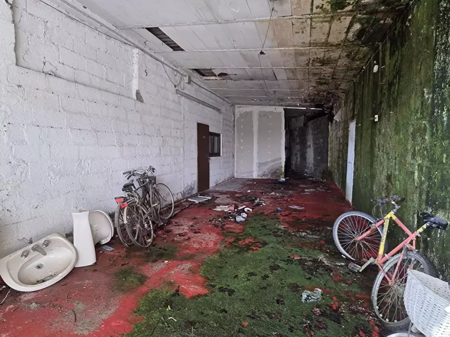 Immagine 15 di Attività artigianale in vendita  a Capannori