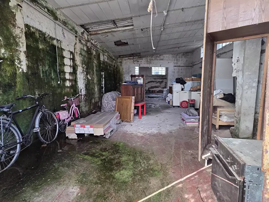 Immagine 18 di Attività artigianale in vendita  a Capannori