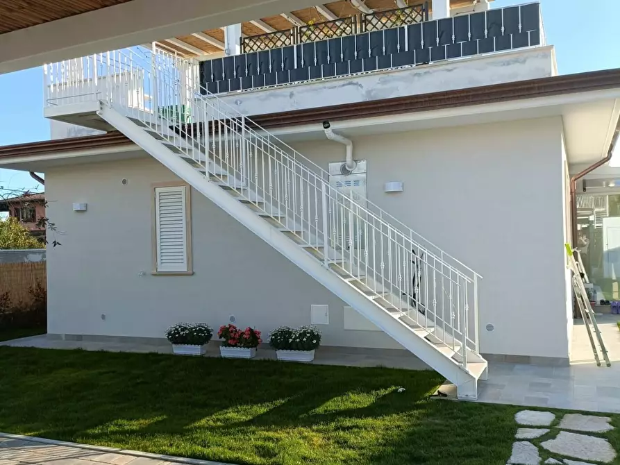 Immagine 1 di Villa in vendita  a Massa