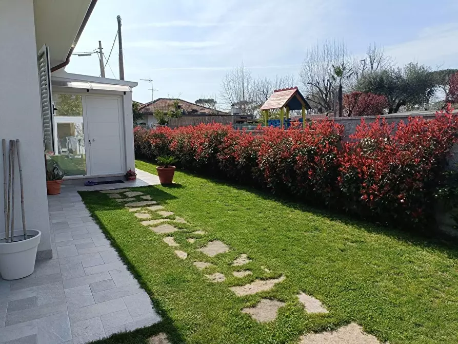 Immagine 2 di Villa in vendita  a Massa