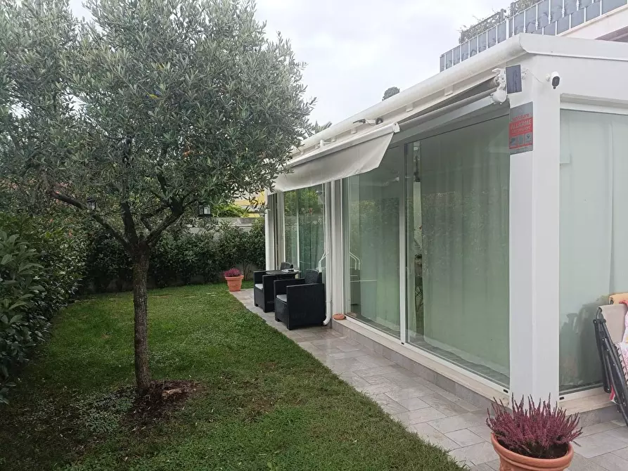 Immagine 3 di Villa in vendita  a Massa