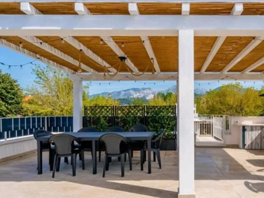 Immagine 18 di Villa in vendita  a Massa