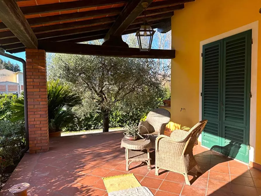 Immagine 3 di Villa in vendita  a Lucca