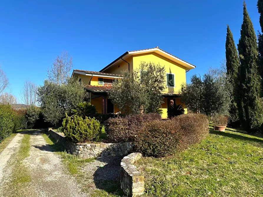 Immagine 1 di Villa in vendita  a Lucca