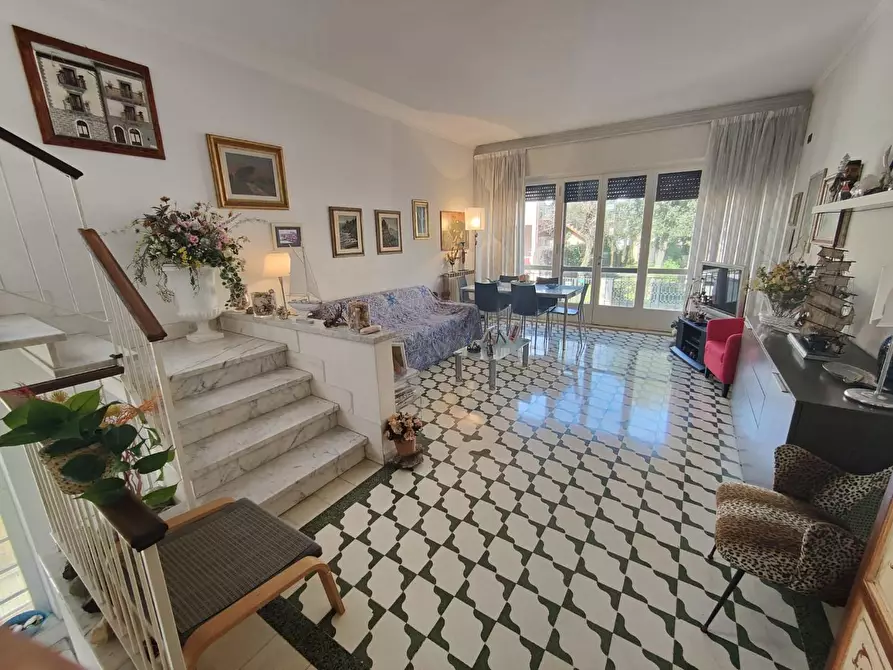Immagine 1 di Casa semindipendente in vendita  a Viareggio