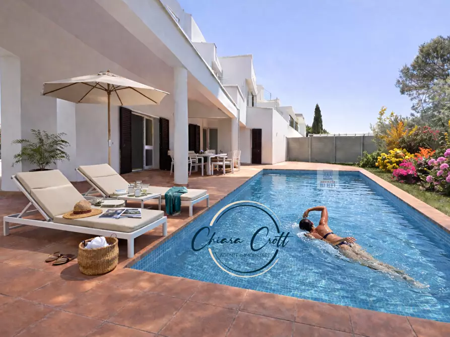 Immagine 1 di Villa in vendita  a Rosignano Marittimo