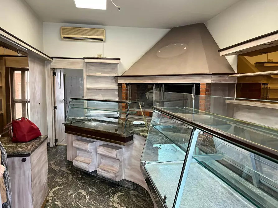Immagine 1 di Locale commerciale in affitto  a Cascina