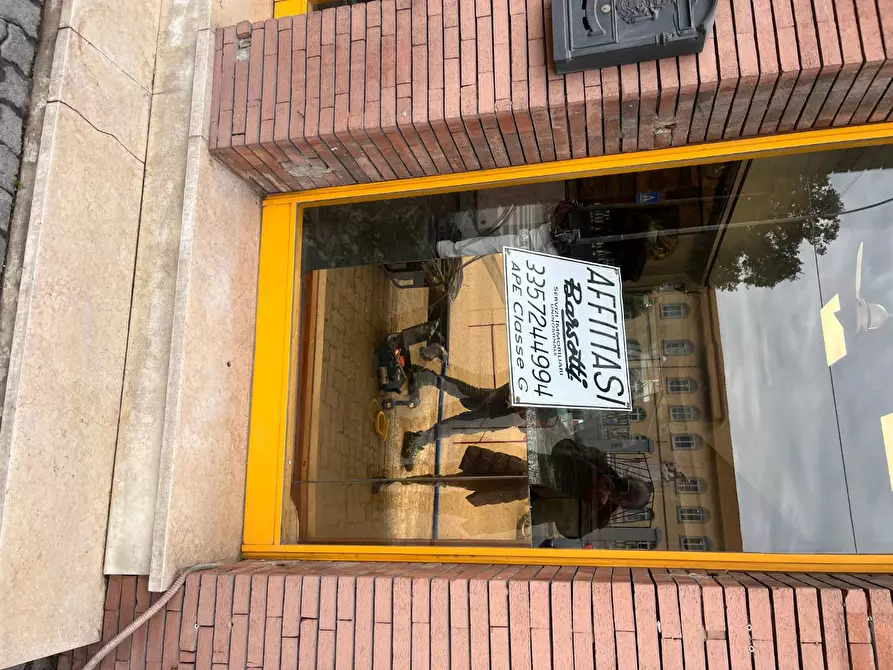 Immagine 2 di Locale commerciale in affitto  a Cascina