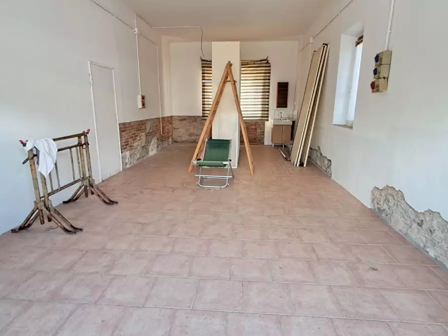 Immagine 2 di Locale commerciale in vendita  a Cecina