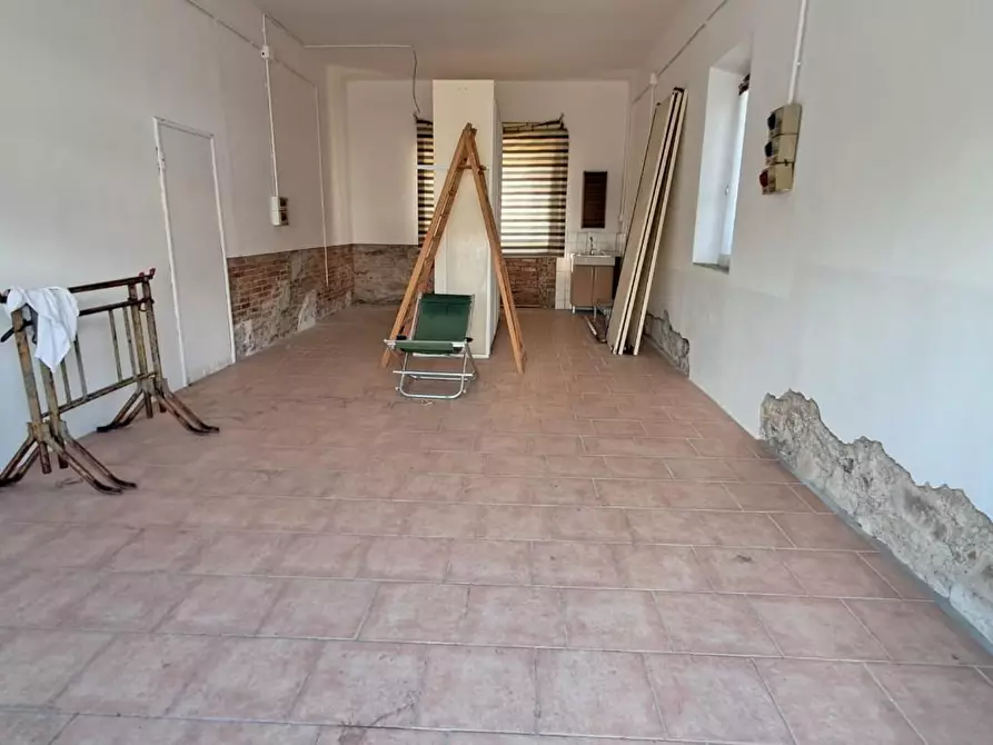 Immagine 1 di Locale commerciale in vendita  a Cecina