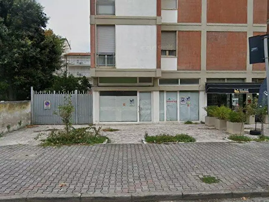 Immagine 1 di Locale commerciale in vendita  a Camaiore