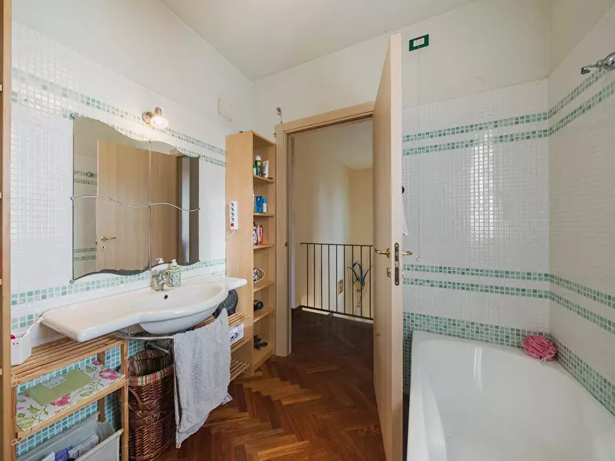 Immagine 11 di Casa bifamiliare in vendita  a Cascina